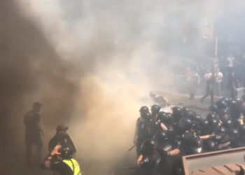 Ciocniri violente în Ucraina. Biroul preşedintelui Zelensky a fost luat cu asalt de protestatari | VIDEO