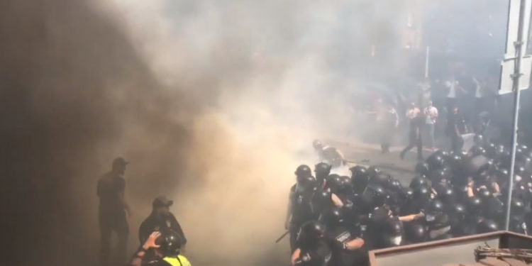 Ciocniri violente în Ucraina. Biroul preşedintelui Zelensky a fost luat cu asalt de protestatari | VIDEO