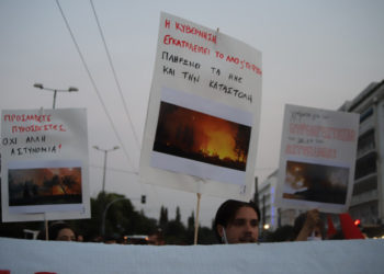 Anchetă în Atena, procurorii cred că unele incendii au fost puse intenționat. Grecii acuză autoritățile pentru reacția în fața focului