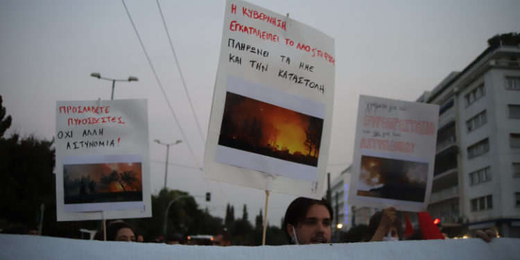Anchetă în Atena, procurorii cred că unele incendii au fost puse intenționat. Grecii acuză autoritățile pentru reacția în fața focului