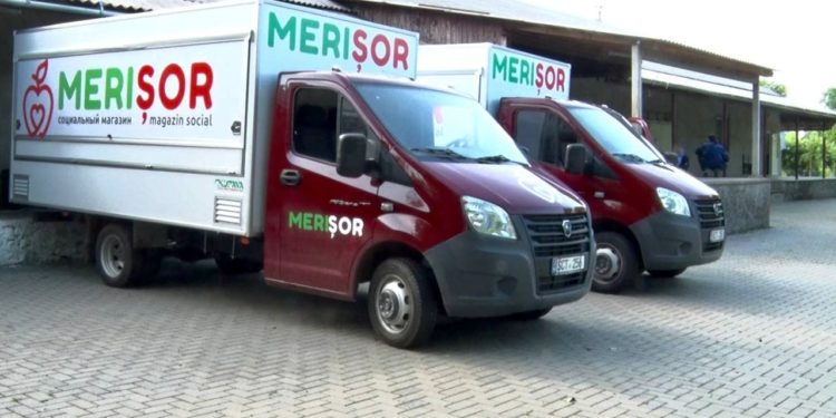 В Ниспоренском районе по инициативе Илана Шора запустили мобильные социальные магазины