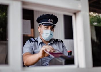 Doi moldoveni, cercetați după ce au prezentat la frontieră documente false