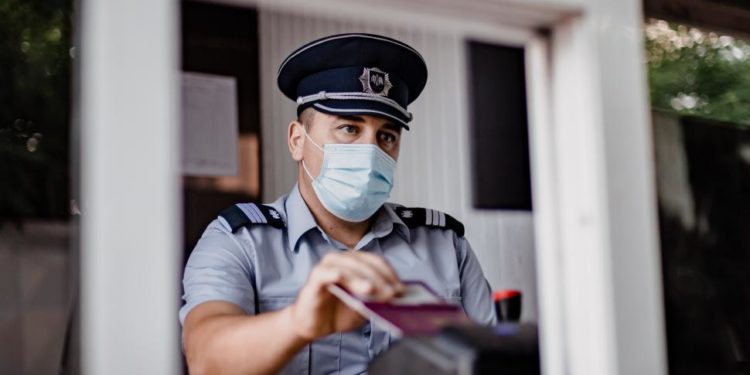 Doi moldoveni, cercetați după ce au prezentat la frontieră documente false