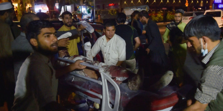 Un afgan surprins în atacul de la Kabul a încercat să salveze o fetiță rănită în explozie: „A murit în brațele mele”