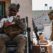 „Salvaţi-mi copilul!” Imaginile virale cu militarii SUA care au grijă de copiii afgani în haosul din aeroportul din Kabul | FOTO