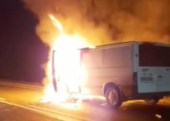 Fum și flăcări pe traseul Leușeni–Chișinău! Un microbuz – ars ca o torță | VIDEO