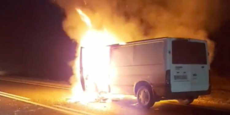 Fum și flăcări pe traseul Leușeni–Chișinău! Un microbuz – ars ca o torță | VIDEO