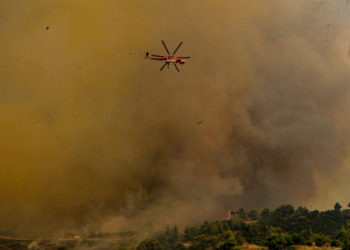 Aerul a devenit aproape irespirabil în Atena, în oraș a plouat cu cenușă