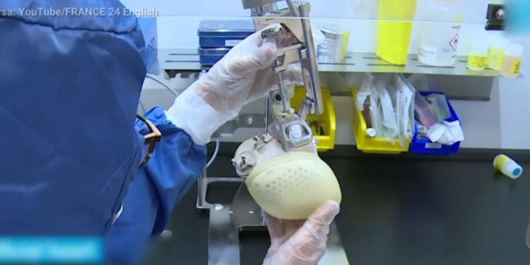 A fost construită prima inimă artificială. Cântărește aproape 1 kg și a salvat viața unui bărbat de 39 de ani | VIDEO