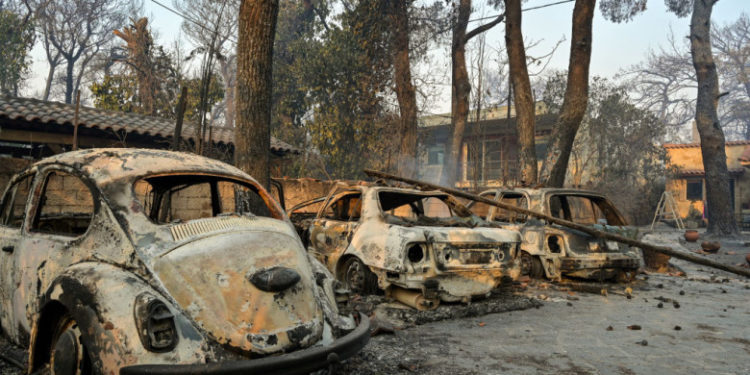 11 zile de haos în Grecia, unde oamenii fug disperați din calea focului, iar animalele mor sufocate | VIDEO