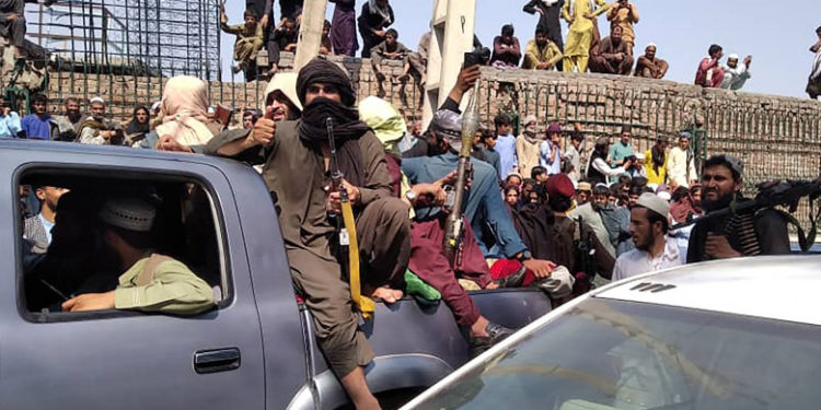 Talibanii au intrat în Kabul, capitala Afganistanului. Personalul ambasadei SUA, evacuat cu elicopterul