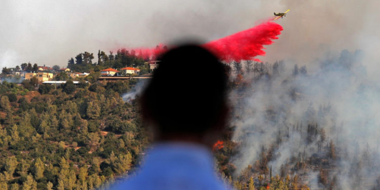 Pompierii evacuează orașele de lângă Ierusalim, după ce un incendiu de vegetație continuă să se extindă | FOTO