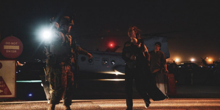 „SUA nu poate asigura trecerea în siguranță pe aeroportul din Kabul”. Încercările disperate ale Occidentului de a-și evacua cetățenii