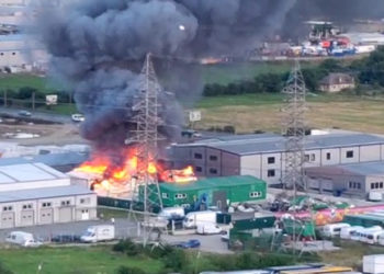Incendiu, urmat de o explozie, la o hală din Cluj-Napoca în care erau depozitate butelii de gaz și vopsea