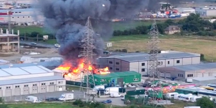 Incendiu, urmat de o explozie, la o hală din Cluj-Napoca în care erau depozitate butelii de gaz și vopsea