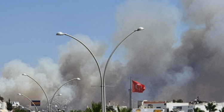 Turiști panicați, hoteluri evacuate în Bodrum. Stațiunea este amenințată de un incendiu | VIDEO