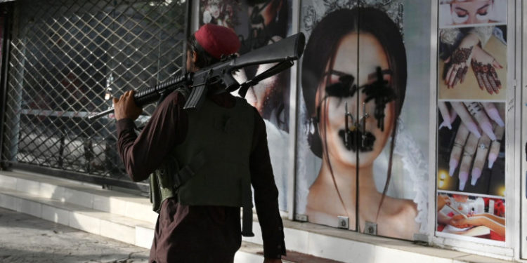 Cum s-a schimbat viața femeilor din Kabul sub ocupația talibană? Speranțele unei tinere jurnaliste și ce vând acum magazinele | VIDEO