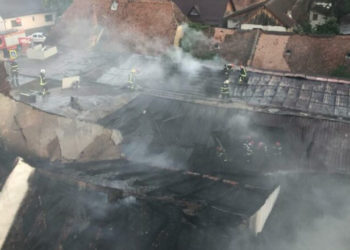 Incendiu puternic la un restaurant din Brașov. Flăcările s-au extins rapid la două depozite din apropiere