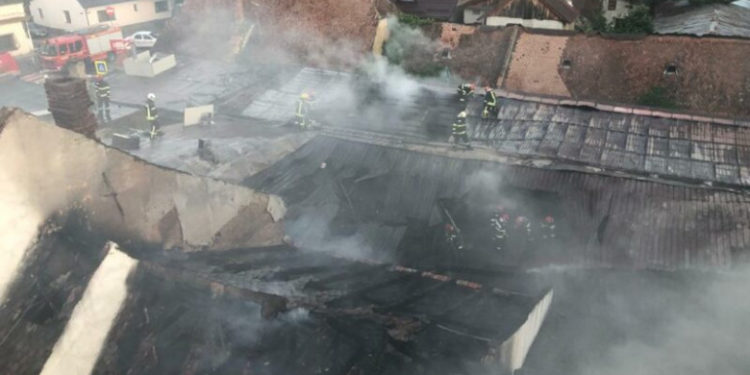 Incendiu puternic la un restaurant din Brașov. Flăcările s-au extins rapid la două depozite din apropiere