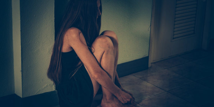 40 de fete înșelate prin metoda loverboy, obligate să se prostitueze în România și în străinătate. Traficanții au câștigat sume uriașe | VIDEO