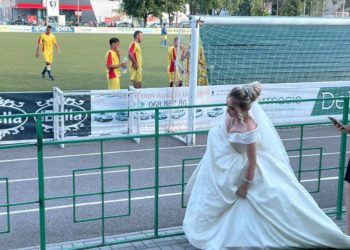 O tânără din Ungheni a venit în rochie de mireasă la un meci de fotbal să-și susțină viitorul soț