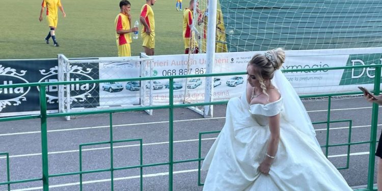 O tânără din Ungheni a venit în rochie de mireasă la un meci de fotbal să-și susțină viitorul soț