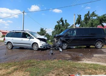 В Приднестровье микроавтобус с пассажирами столкнулся с легковушкой: есть пострадавшие