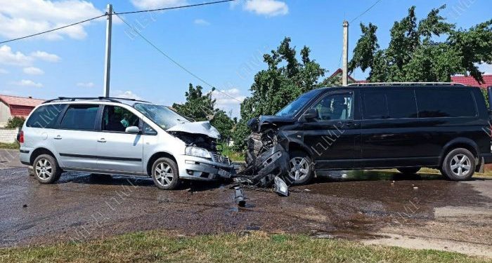 В Приднестровье микроавтобус с пассажирами столкнулся с легковушкой: есть пострадавшие