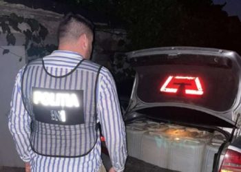 Doi indivizi, prinși transportând cu mașinile lor peste o tonă de alcool etilic | VIDEO