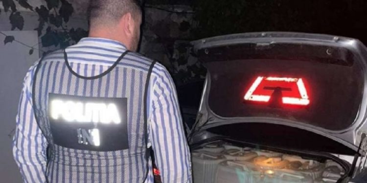Doi indivizi, prinși transportând cu mașinile lor peste o tonă de alcool etilic | VIDEO