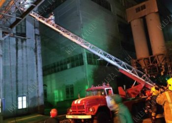 Incendiu de proporții la combinatul de pâine din Bender. Câteva echipaje de pompieri au luptat cu flăcările | FOTO
