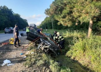 Un automobil a intrat violent într-un TIR: Șoferul a murit pe loc, iar pasagerii, printre care și doi copii, sunt în spital | VIDEO