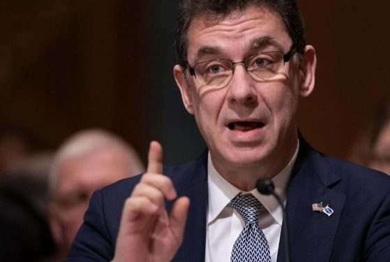 Directorul general al Pfizer: Este probabil să apară o variantă de coronavirus rezistentă la vaccin