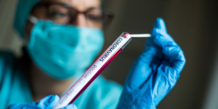 România trece de 1.000 de infectări zilnice cu COVID-19