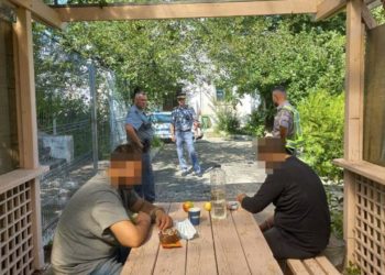Un șofer din Moldova a predat poliției române doi afgani care s-au ascuns în camionul său. Unde intenționau să ajungă „pasagerii ilegali” | FOTO