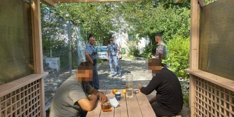 Un șofer din Moldova a predat poliției române doi afgani care s-au ascuns în camionul său. Unde intenționau să ajungă „pasagerii ilegali” | FOTO