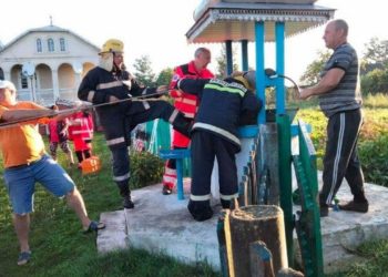 Ocnița: Un bărbat, salvat de angajații IGSU după ce a căzut într-o fântână la o adâncime de 15 metri