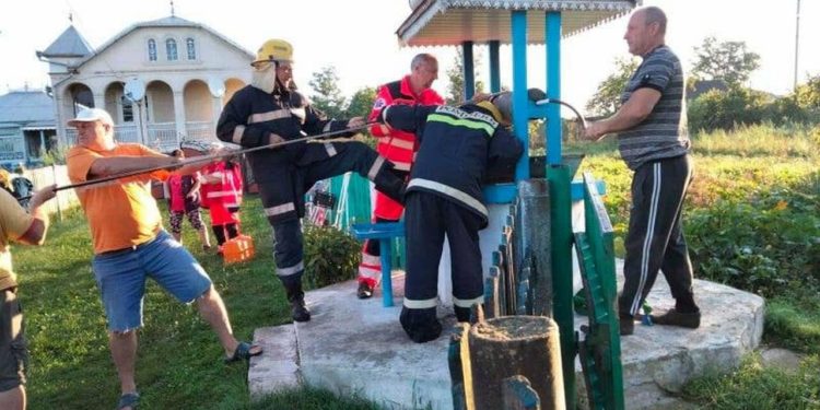 Ocnița: Un bărbat, salvat de angajații IGSU după ce a căzut într-o fântână la o adâncime de 15 metri