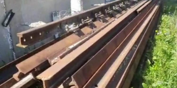 Peste 20 de tone de șine de cale ferată, cu valoarea estimativă de un milion de lei, au fost depistate pe teritoriul unei întreprinderi din orașul Briceni | VIDEO