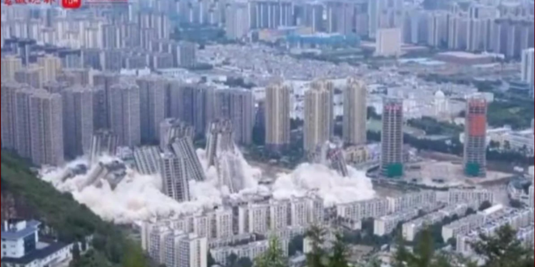 В Китае мегаэффектно снесли 15 небоскребов | VIDEO