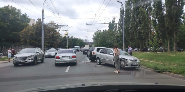 Două unități de transport, implicate într-un accident în sectorul Telecentru. S-au creat ambuteiaje