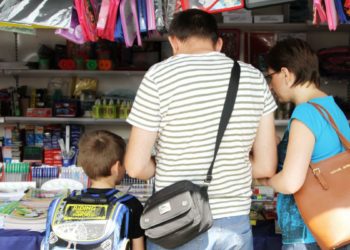 Pregătirile pentru școală bat părinții la buzunar: Am nevoie de două salarii doar ca să-mi pregătesc copiii pentru anul de învățământ | VIDEO