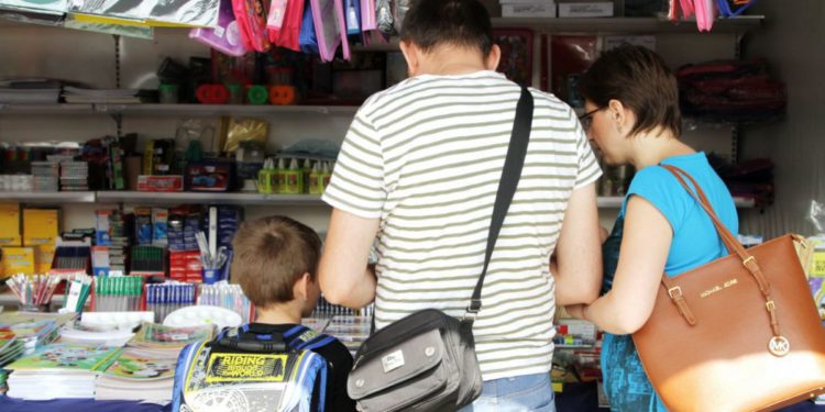 Pregătirile pentru școală bat părinții la buzunar: Am nevoie de două salarii doar ca să-mi pregătesc copiii pentru anul de învățământ | VIDEO