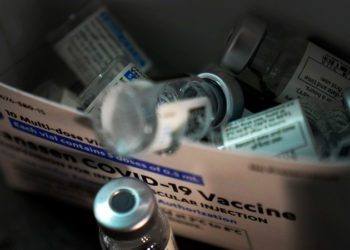 Глава ВОЗ выступил за мораторий на прививки от COVID-19 третьей дозой