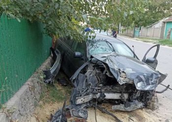 Și-a boțit Lexusul într-un gard: Un tânăr, spitalizat în urma unui accident