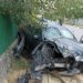 Și-a boțit Lexusul într-un gard: Un tânăr, spitalizat în urma unui accident