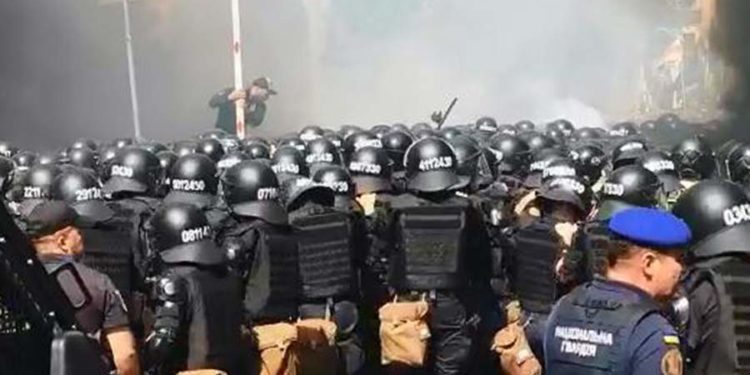 В Киеве в ходе столкновений с радикалами пострадали восемь силовиков