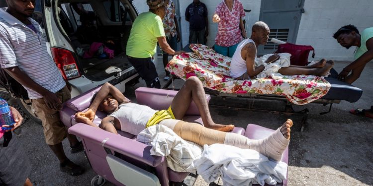 Bilanțul morților după cutremurul din Haiti se apropie de 2000. Nu sunt suficienți medici, iar răniții mor la ușile spitalelor