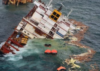 Восемь человек погибли при крушении пассажирского судна в Китае