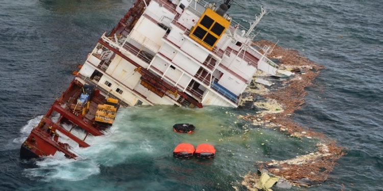 Восемь человек погибли при крушении пассажирского судна в Китае